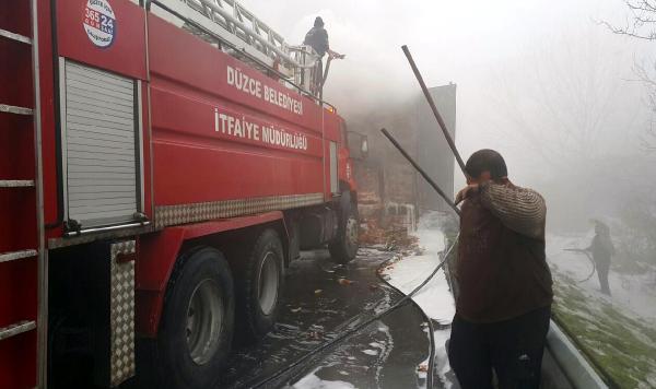 TIR'ın dorsesi yandı, sürücü ağladı