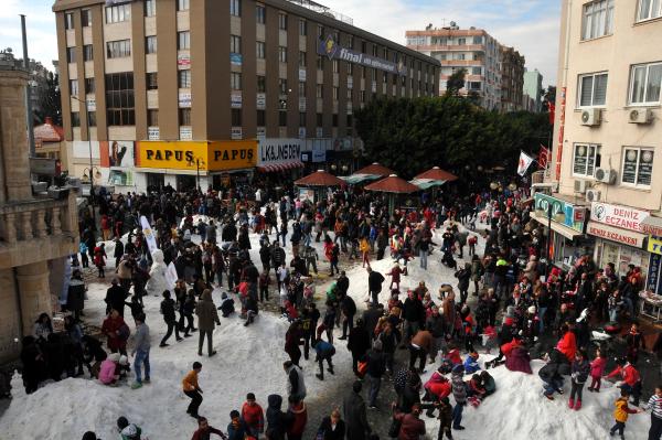 Tarsus'a 60 kamyon kar getirdiler