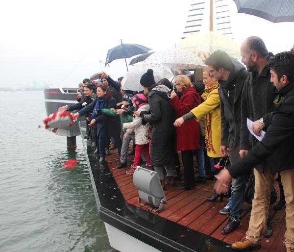 Mübadiller, Samsun'da denize karanfil bıraktı
