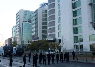 Bank Asya çalışanları polislere personel kimliklerini göstererek içeri girdi