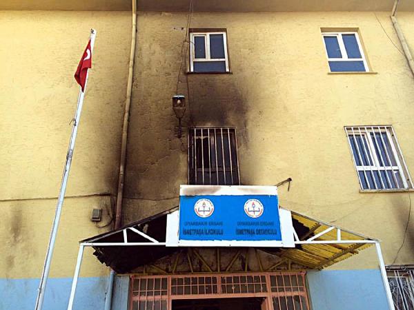 Ergani'de okula molotoflu saldırı