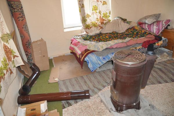 Soba boruları devrildi, sızan gazdan öldü
