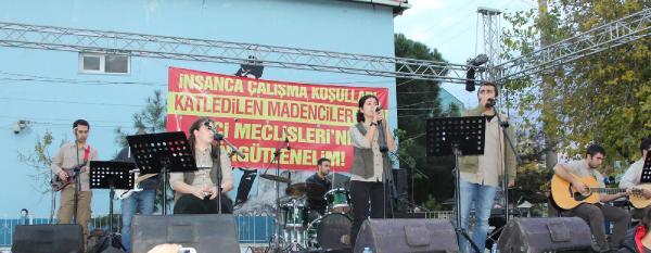 İzmir'de konserleri valilikçe yasaklanan Grup Yorum üyelerine, gözaltı