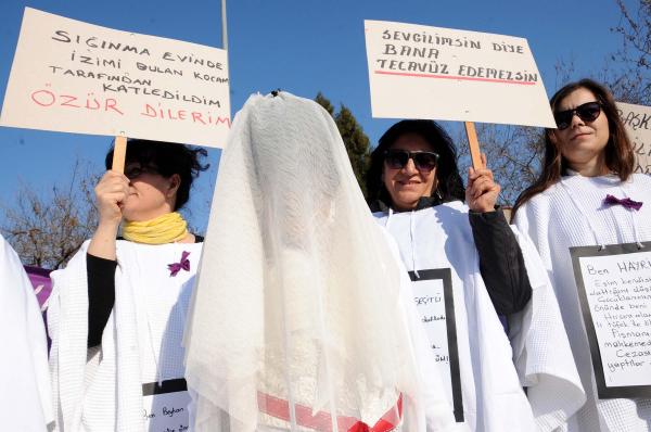 Kadına şiddete ve tecavüzlere kefenli protesto