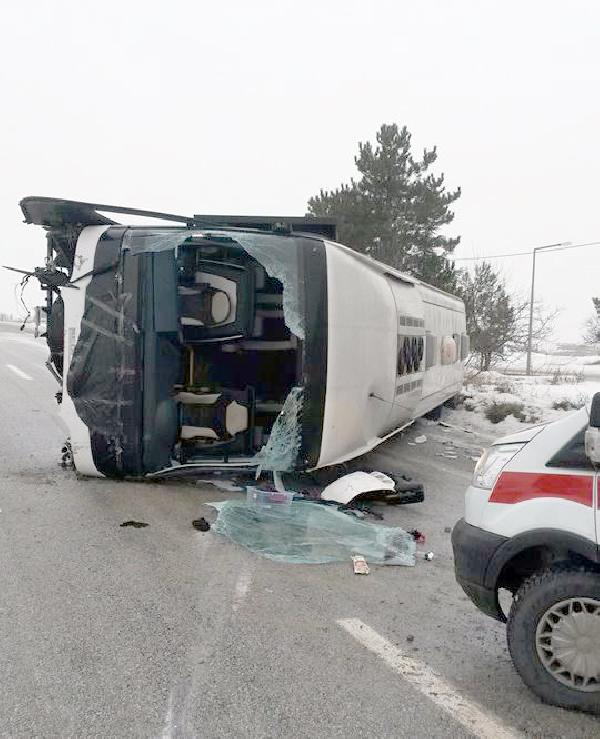 Ankara'da yolcu otobüsü devrildi: 15 yaralı