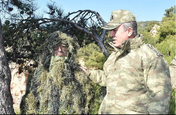 Orgeneral Akar, tatbikatta hedefi vuran keskin nişancıyı tebrik etti