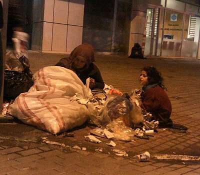 Suriyeli anne ve kızı çöplerden yiyecek topluyor