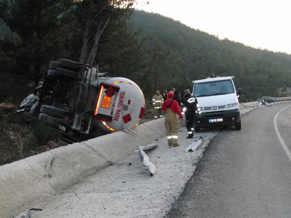 Aşırı hızdan devrilen LPG yüklü tankerin şoförü öldü