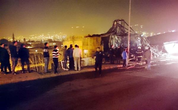 Kahramanmaraş'ta metruk ahşap evde yangın