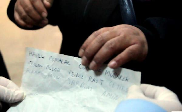 Sağır ve dilsiz taklidi yapan kadın dinlenci