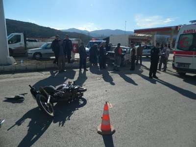 Motosiklet, otomobile çarptı: 1 yaralı