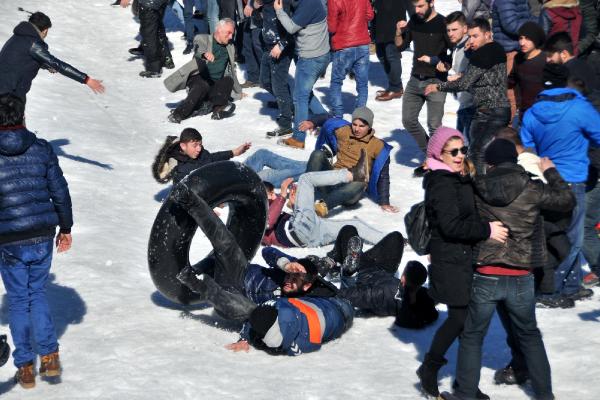 Kardan Adam Şenliği'nde kayarker düşen 22 kişi yaralandı
