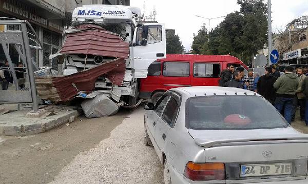TIR, 16 araca çarptıktan sonra durabildi