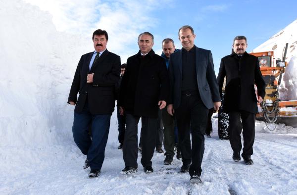 Van- Bahçesaray yolunda kar mücadelesi