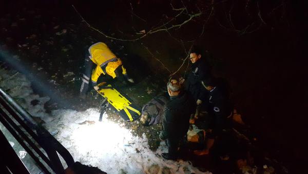 Köprüden dereye atlayan Suriyeli'yi polisler kurtardı