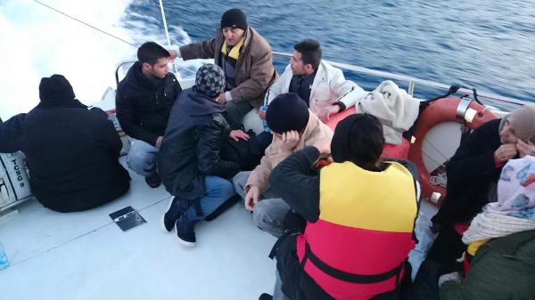 Lastik botta 17 Suriyeli kaçak yakalandı