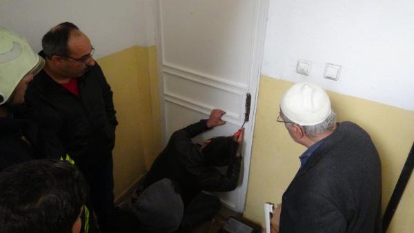 Kapının kolu kırılınca evde mahsur kaldı