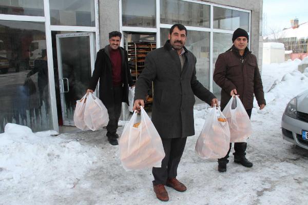 Muradiye’de 50 kuruşluk ekmek kuyruğu