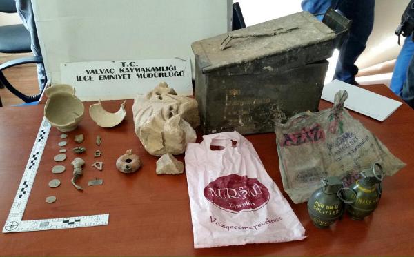 Yıkılan binada iki el bombası ve tarihi eserler bulundu