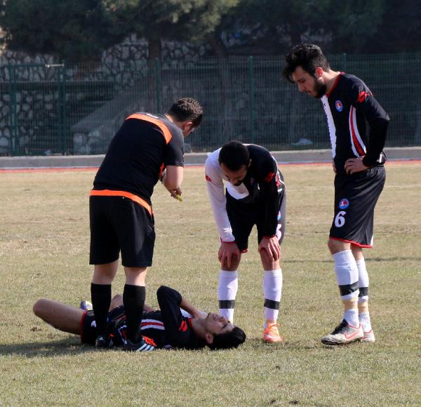 Rakibinin müdahalesiyle düşen futbolcunun omuzu kırıldı