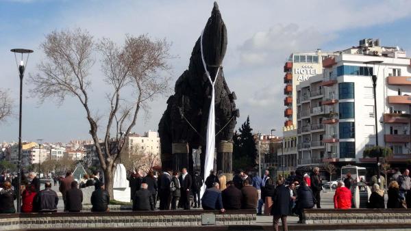 Truva Atı'na barış için beyaz fular bağladılar