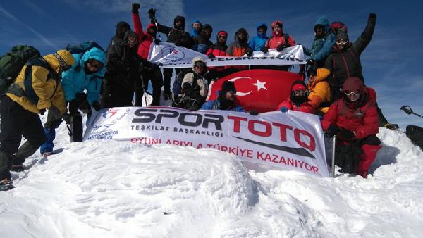 21 dağcı Süphan Dağı’na zirve yaptı