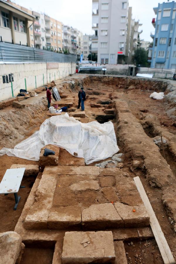 İnşaat kazısından antik mezarlar çıktı