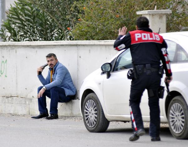 Tabancayı başına dayayıp polisten kaçtı