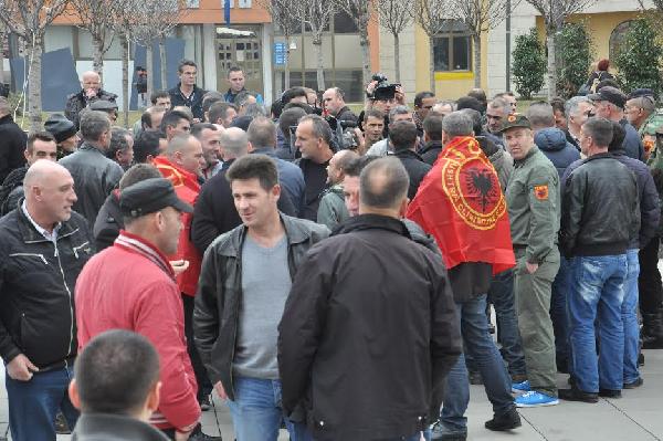 UÇK savaş gazileri Kosova başbakanlık binası önünde protesto düzenledi