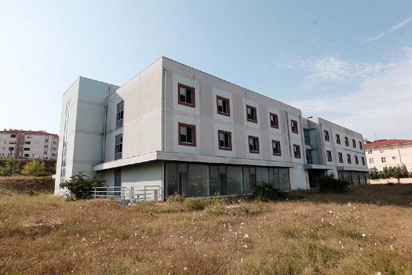 Deprem sonrası yapılan iş merkezi meslek yüksek okulu oluyor