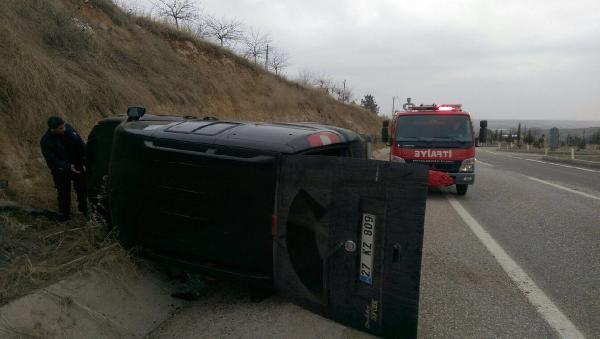 Hafif ticari araç devrildi, sürücü yaralandı