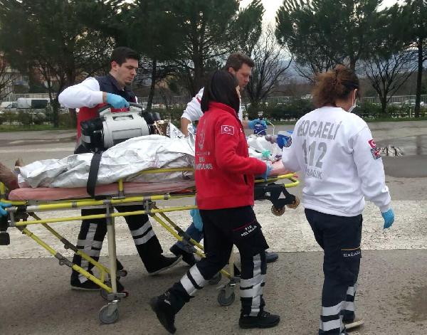 İzmi'de vücudu yanan işçi ambulans helikopterle Kocaeli'ye getirildi