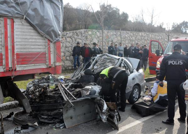 Kamyona çarpan otomobilin sürücüsü öldü
