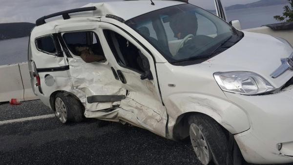Hafif ticari araç karşı şeride geçti: 1 ölü 5 yaralı