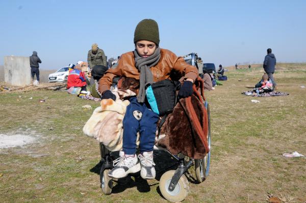 Sınırda Almanya'da tedavi olmak için bekliyor