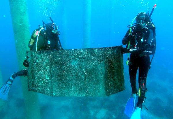 Dalgıç eğitimine gelen öğrenciler denizden 3 ton çöp topladı