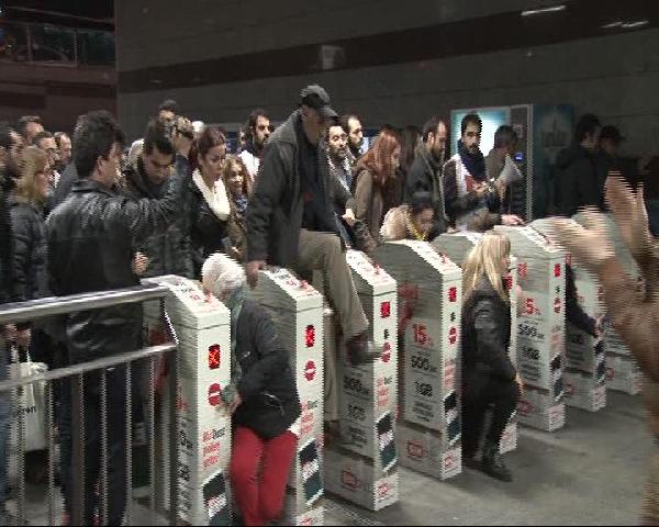 Zammı protesto ettiler, turnikelerden akbil basmadan geçtiler