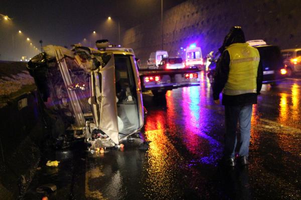 Bolu Dağı Tüneli çıkışında ticari araç takla attı 7 yaralı