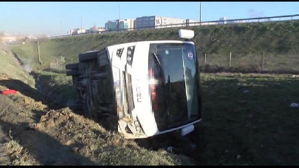 Esenyurt'ta servis aracı kaza yaptı; 8 yaralı