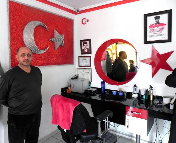 Ay-yıldızlı dekorlu berber dükkanında yarı fiyatına tıraş