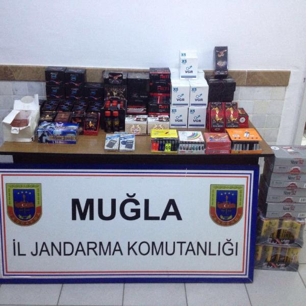 Otomobildeki kaçak cinsel uyarıcı ürünlere 2 gözaltı