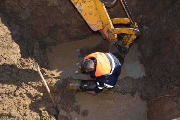 Hakkari'de 2  bin 500 rakımda kırılan su borusu onarıldı