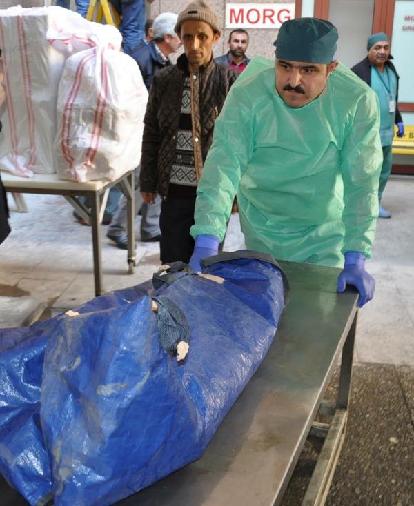 Hayattayken hiç görmediği 9 aylık oğlunun cenazesini aldı