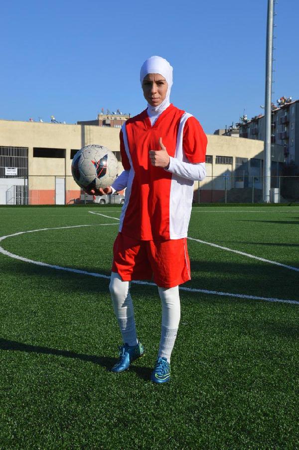 Kadın futbolcu türbanıyla maça çıktı