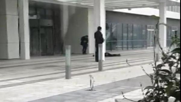 Öldürdüğü kadının başında elinde silahla bekledi