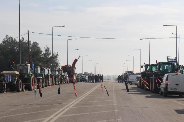 Yunanlı çiftçiler sınırı kapattı