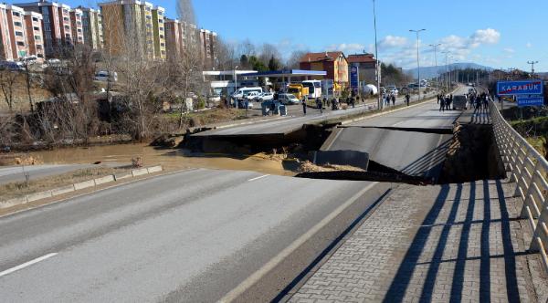 Karabük'te sel: Karayolu çöktü, mahalle su altında