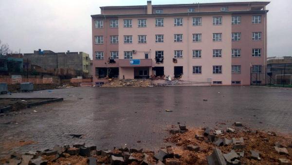 Nusaybin'de PKK'lılar okulu yıkmaya çalıştı