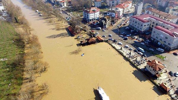 Bartın Irmağı taştı, işyerleri su altında kaldı (2)