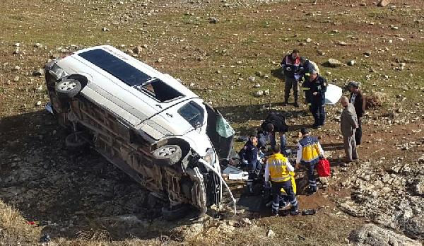 Araban'da yolcu minibüsü devrildi: 5 yaralı